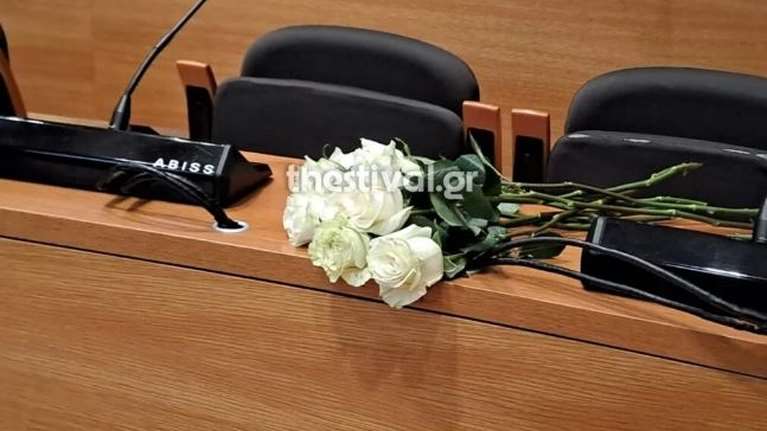 Θεσσαλονίκη: Ενός λεπτού σιγή και 9 λευκά τριαντάφυλλα στο Δημοτικό Συμβούλιο στη μνήμη του Γιάννη Μπουτάρη