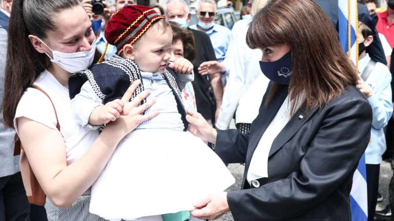 Αγρίνιο: Η  Κατερίνα Σακελλαροπούλου και το τσολιαδάκι που της &quot;έκλεψε την καρδιά&quot; [Εικόνες]