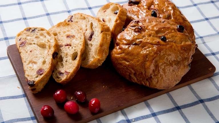 Σταφιδόψωμο με κουάκερ και μέλι: Η πιο υγιεινή εναλλακτική συνταγή ακόμα και για πρωινό