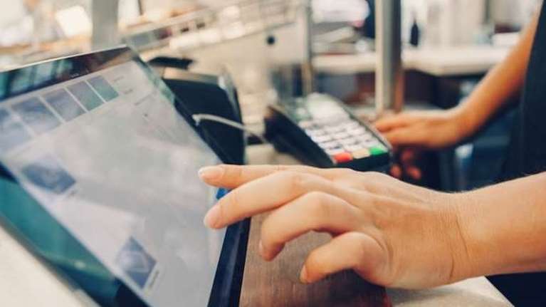 Πόλεμος στη φοροδιαφυγή: Ερχεται η  διασύνδεση ταμειακών μηχανών και POS - Τι αλλάζει