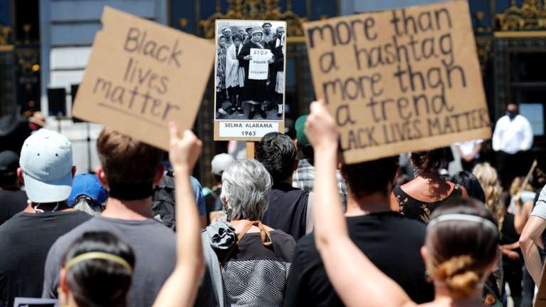 Μπραντ Πιτ και Τζένιφερ Λόπεζ στις διαδηλώσεις για τον Τζορτζ Φλόιντ [video]