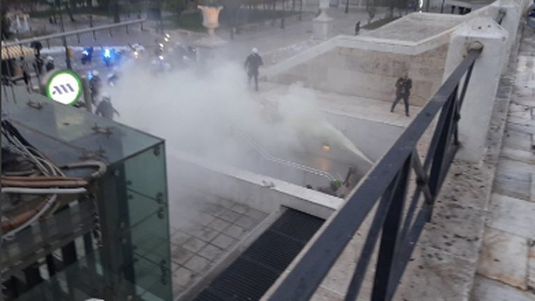 Ένταση με αντιεξουσιαστές στο Σύνταγμα - Εννιά προσαγωγές [Εικόνες]