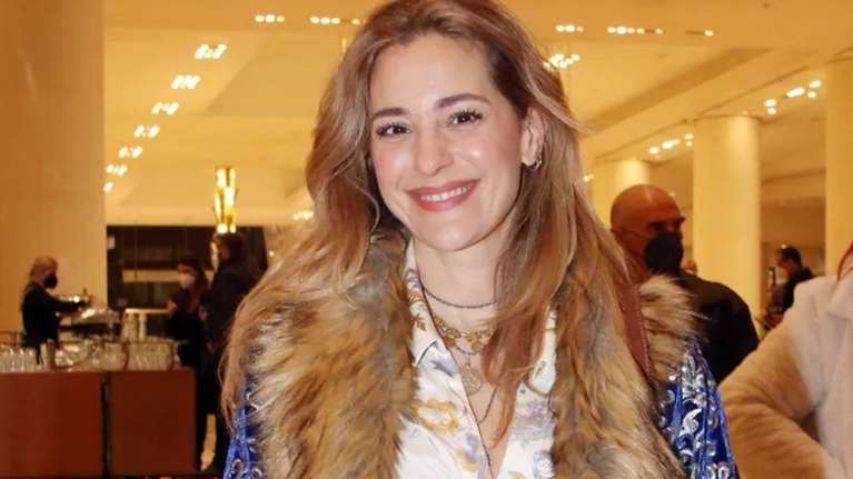 Είσαι καλεσμένη σε φθινοπωρινό γάμο; Η Νατάσσα Μποφίλιου σου προτείνει το ιδανικό look