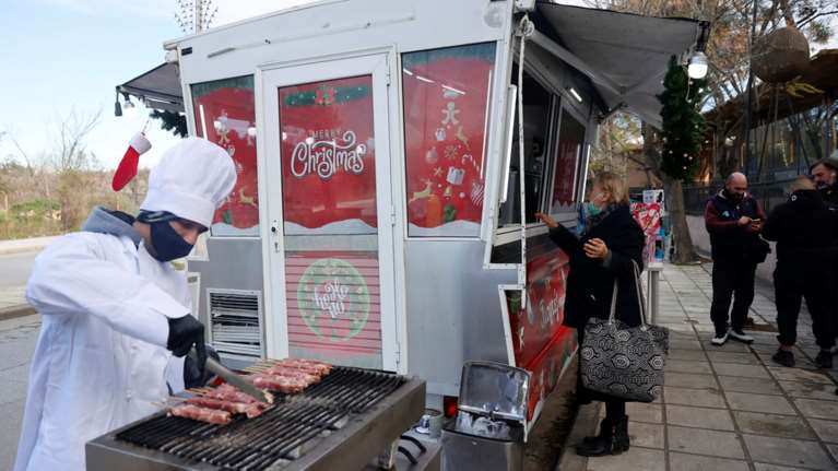&quot;Γιορτές σημαίνει αγκαλιά&quot;: Δωρεάν φαγητό τις γιορτές από καντίνα που θα σταθμεύει σε γειτονιές