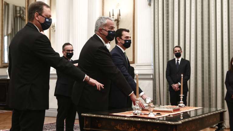 Ολοκληρώθηκε η ορκωμοσία των νέων μελών της κυβέρνησης: Σε τρεις ομάδες, με rapid test