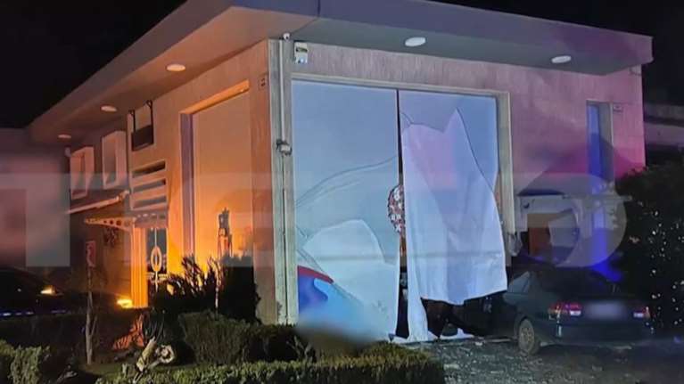 Αγρίνιο: Xωρίς δίπλωμα ο οδηγός του αυτοκίνητου που "καρφώθηκε" σε επιχείρηση υγραερίου -  Εξαφανίστηκε σε δευτερόλεπτα