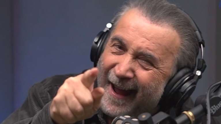 Ο Λαζόπουλος ειρωνεύεται τον Τσακαλώτο: Από την πόλη έρχομαι και στην κορφή κανέλα, βάλε το καπέλο σου να μη βραχεί η ομπρέλα