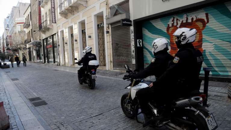 Συναγερμός στην Αστυνομία:  Το έσκασε μέσα από την Ασφάλεια Αθηνών κακοποιός με τρία εντάλματα σύλληψης