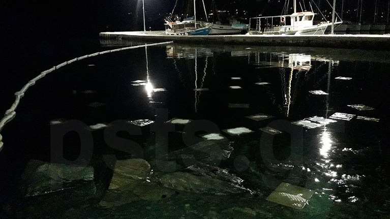 Αναστάτωση στην Πάρο: Πετρελαιοκηλίδα και νεκρά ψάρια στον κόλπο της Παροικιάς [εικόνες]