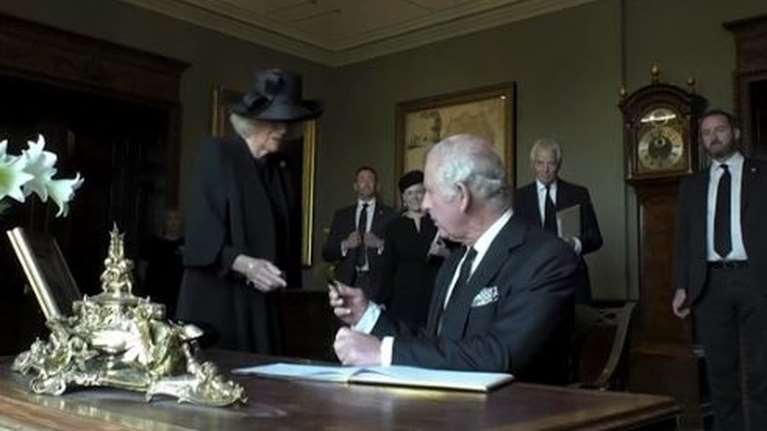 Βασιλιάς Κάρολος: Η στιγμή που &quot;τρελαίνεται&quot; μετά από νέο ατύχημα με πένα που έσταζε μελάνι - &quot;Δεν αντέχεται...&quot; [Βίντεο]