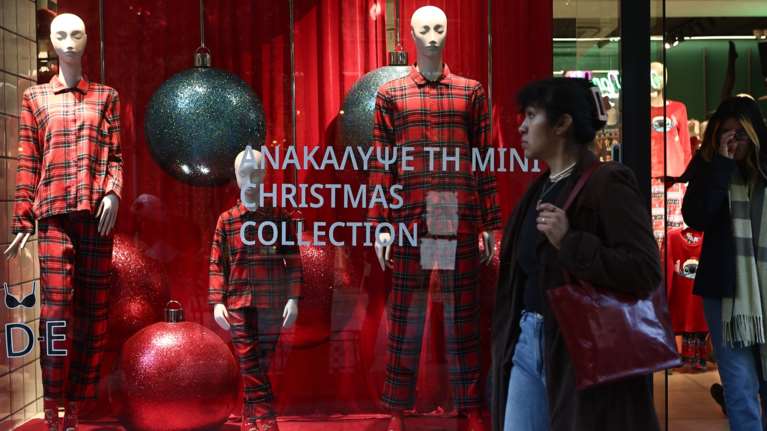 Ανοικτά τα καταστήματα σήμερα Κυριακή: Εορταστική η αγορά - "Δειλά σημάδια αισιοδοξίας" στην κατανάλωση