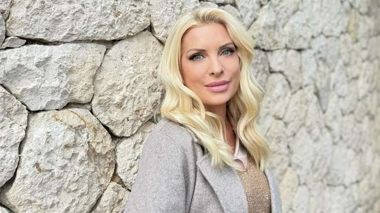 Πριν από 54 χρόνια: Όταν η Ελένη Μενεγάκη ήταν ένα γλυκό κοριτσάκι, δύο ετών με μπουκλάκια