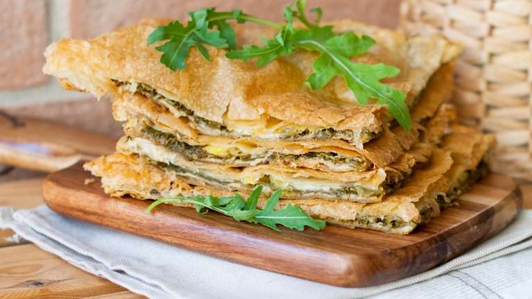 Η πιο απλή σπανακόπιτα χωρίς φύλλο είναι το πιο εύκολο φαγητό - Η ζύμη με γιαούρτι που θα σου λύσει τα χέρια