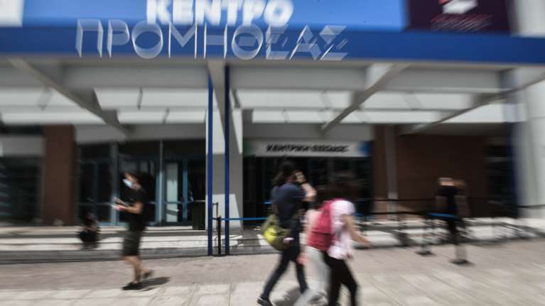 Αποτελεσματικά τα &quot;κίνητρα&quot;: 270.000 νέα ραντεβού για εμβολιασμό στις ηλικίες 18-25 ετών - Αύξηση 45,4% στους 25-29