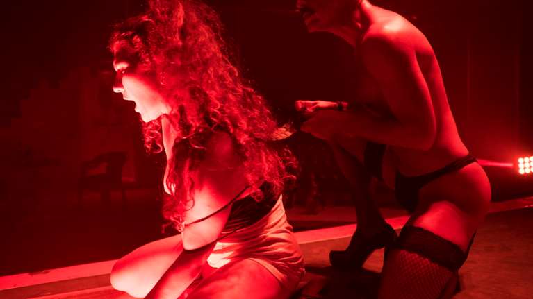 Τα &quot;Κόκκινα Φανάρια&quot; του Μπισμπίκη ανάβουν τα queer φώτα τους και μετά το Πάσχα στο Cartel