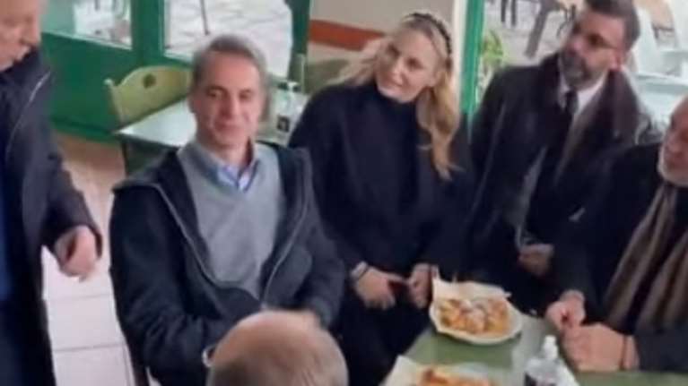 Για μπουγάτσα σε καφενείο της Καβάλας ο Μητσοτάκης - "Το καλύτερο πρωινό" [βίντεο]