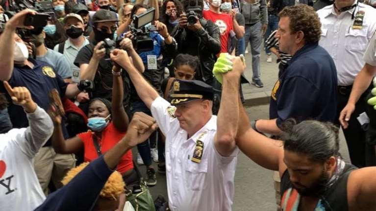 Η άλλη πλευρά: Ο αρχηγός της αστυνομίας της Νέας Υόρκης γονατίζει για τον Τζορτζ Φλόιντ