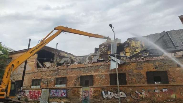 Κατεδαφίζουν το ιστορικό εργοστάσιο της &quot;Αλυσίδας&quot;: Από τη βιομηχανία στα νυχτερινά μαγαζιά και την ερήμωση