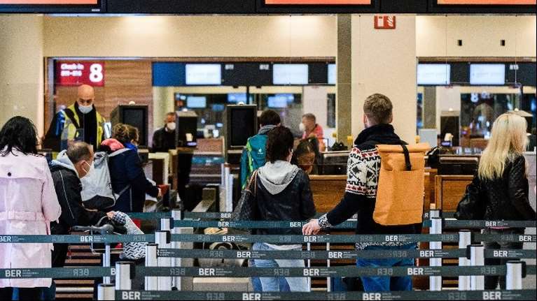 &quot;Παρακαλούμε βοηθήστε μας&quot;: Κραυγή αγωνίας από εγκλωβισμένους επιβάτες σε γερμανικά αεροδρόμια [εικόνες]