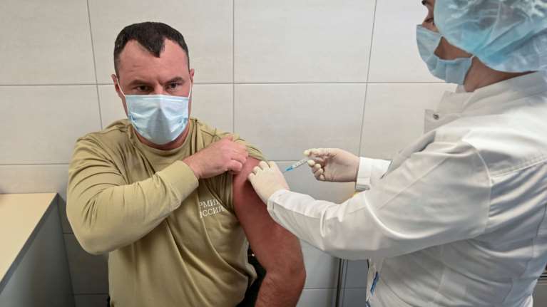 Εμβόλια-Ρωσία: Συνδυασμός Sputnik-V και Astrazeneca προστατεύει από τον κορονοϊό για δύο χρόνια