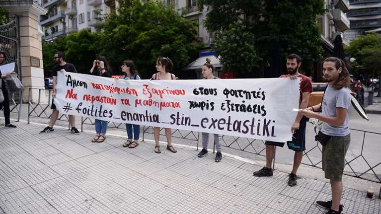 Το βιτριολικό σχόλιο του Γιάννη Πρετεντέρη για το &quot;Να Περαστούν τα μαθήματα χωρίς Εξετάσεις&quot;
