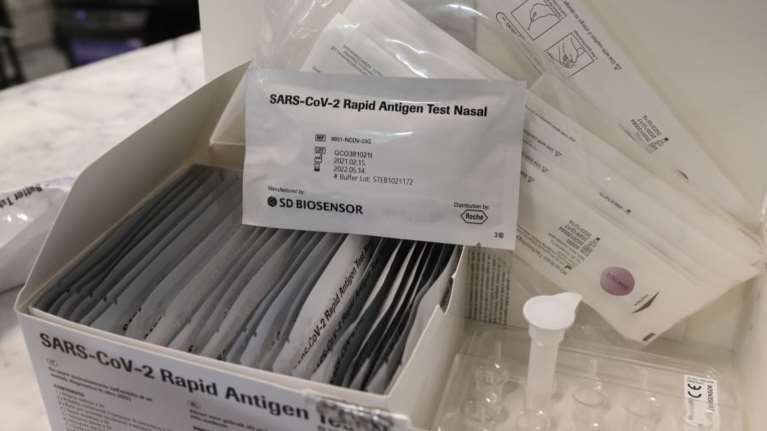 Μέχρι την Παρασκευή, 700.000 self test  διαθέσιμα από τα φαρμακεία - Από αύριο η διάθεσή τους