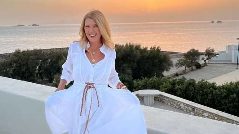 Η Σοφία Αλιμπέρτη στην Κέρκυρα: Με ρομαντικό στιλ και το αξεσουάρ στα μαλλιά που δεν αποχωριζόμαστε