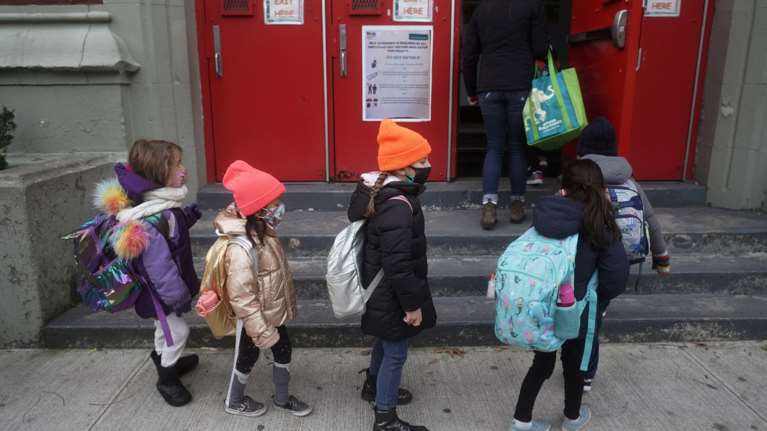 Μετάλλαξη Όμικρον: Γιατί μοιάζει περισσότερο με ένα κοινό κρυολόγημα - Προσοχή στα νήπια, συνιστούν οι επιστήμονες