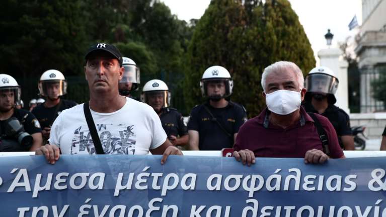 Απίθανοι συνδικαλιστές- δάσκαλοι της ΔΟΕ: Θέλουν να είναι οι μόνοι στην Ελλάδα, που θα διαλέξουν το εμβόλιο του κορονοϊού