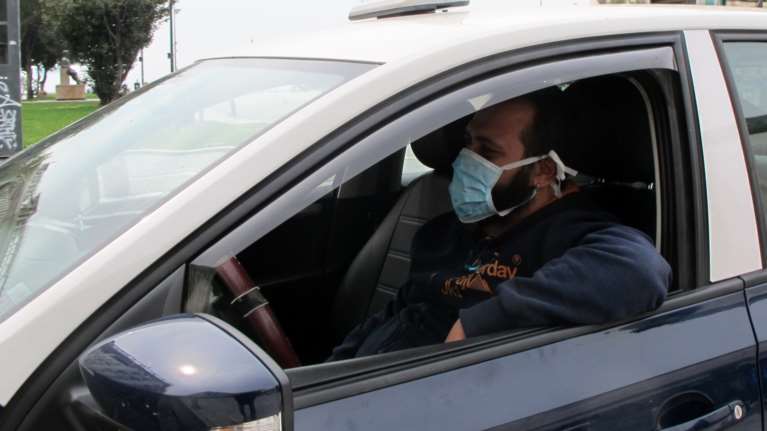 Οι ταξιτζήδες έγιναν... κούριερ: Παραδίδουν από φακέλους μέχρι ηλεκτρικές συσκευές