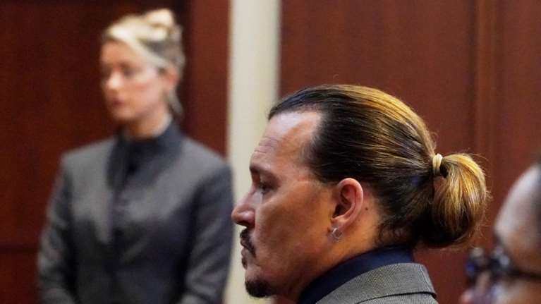 Λύθηκε το μυστήριο: Γιατί ο Τζόνι Ντεπ δεν έχει κοιτάξει ούτε μια φορά την Άμπερ Χερντ στη δίκη [Βίντεο]