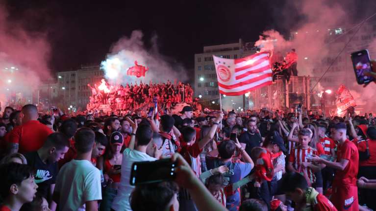 Ασύλληπτο βίντεο από drone - Πανζουρλισμός στον Πειραιά τη στιγμή που σκόραρε ο Ελ Κααμπί [βίντεο]