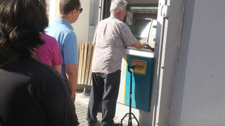 Κύκλωμα γυναικών παρακολουθούσε ηλικιωμένες σε ΑΤΜ, τους έκλεβαν τις κάρτες και άδειαζαν λογαριασμούς: Είχαν συλληφθεί ξανά