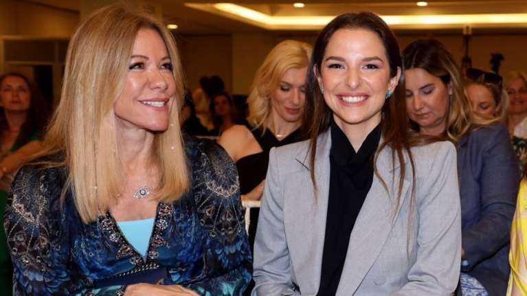 Η Εριέττα Κούρκουλου Λάτση σε παγωτατζίδικο στο Παγκράτι - Το στέκι που φημίζεται για το φυσικό παγωτό του