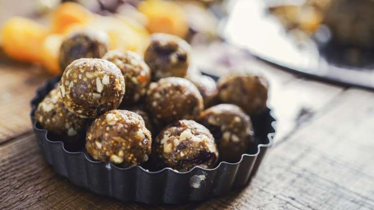 Θεϊκές, σοκολατένιες μπάλες ενέργειας με 6 υλικά: Το σούπερ σνακ της Ελένης Πετρουλάκη φτιάχνεται στο λεπτό