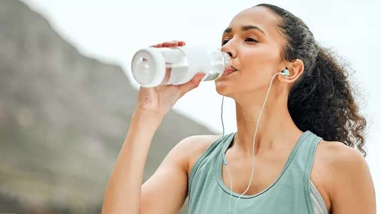 5 συμπτώματα που δείχνουν πως ο οργανισμός μας έχει αφυδατωθεί