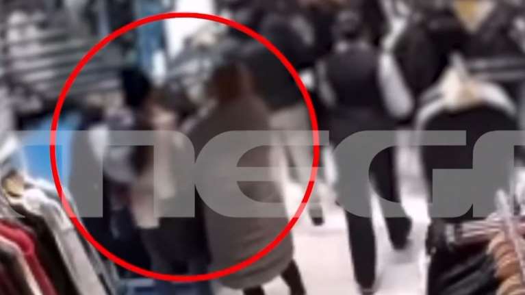 Θεσσαλονίκη: Μάστιγα οι κλοπές ρούχων από καταστήματα - Τα παίρνουν με τις κρεμάστρες ανενόχλητοι - Βίντεο ντοκουμέντο