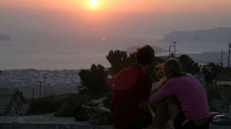 Σαντορίνη: Με αποστάσεις ασφαλείας θα φωτογραφίζουν το ηλιοβασίλεμα!