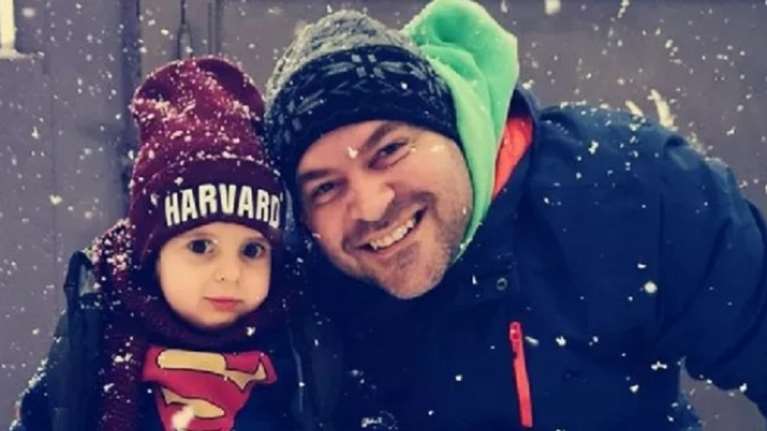 Συγκίνηση: Ο μικρός Παναγιώτης - Ραφαήλ στέκεται στα πόδια του και χαίρεται με το χιόνι