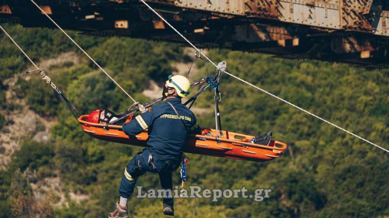 Γοργοπόταμος: Αλεξιπτωτιστής &quot;κρεμάστηκε&quot; στη γέφυρα - Δείτε την εντυπωσιακή διάσωση [Βίντεο]