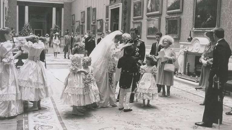 Το στέμμα: To νυφικό της Νταϊάνα και οι άβολες στιγμές για το παλάτι - Έρχεται δύσκολος χειμώνας...