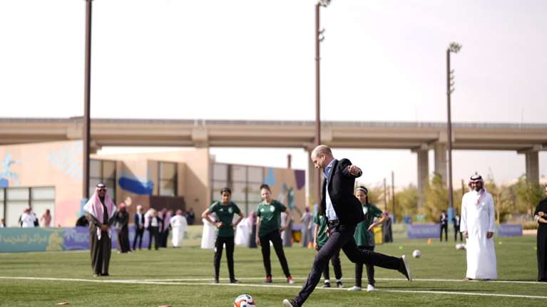 Ριάντ: Η συνάντηση του πρίγκιπα Ουίλιαμ με ποδοσφαιρίστριες - Σε επίδειξη του αθλητικού ταλέντου του έβαλε δύο γκολ