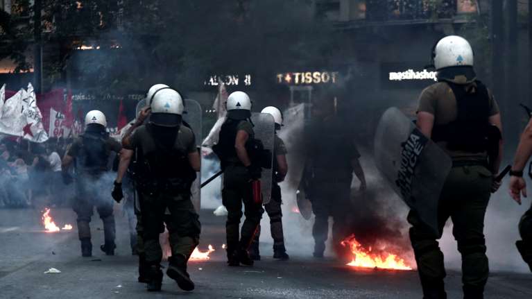 Καταγγελία Ειδικών φρουρών: Αστυνομικός αποσπασμένος στον ΣΥΡΙΖΑ εμπόδισε σύλληψη κουκουλοφόρου στα επεισόδια
