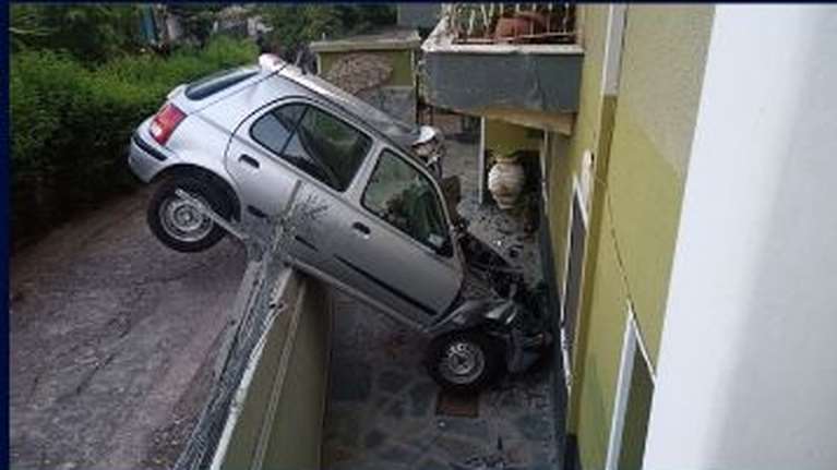 Αγρίνιο: Πρωτοφανές τροχαίο με αυτοκίνητο που πέρασε περίφραξη  και &quot;προσγειώθηκε&quot; σε αυλή σπιτιού