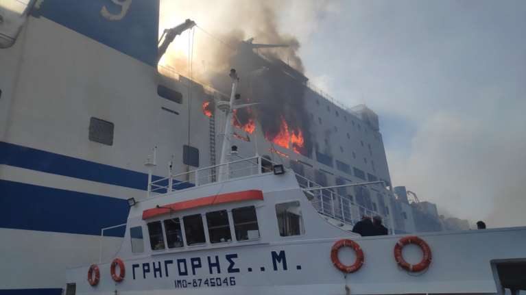 Euroferry Olympia: &quot;Παραβάτες οι οδηγοί που έμειναν στο γκαράζ&quot;, λέει η εταιρεία - Τι καταγγέλλουν οι φορτηγατζήδες