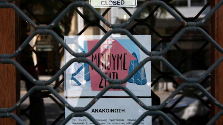 Έως τις 11 Απριλίου παρατείνεται το &quot;λουκέτο&quot; στα καταστήματα