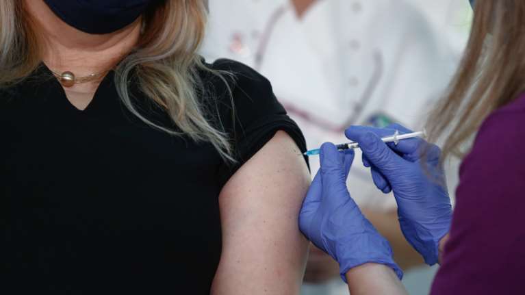 Εμβόλιο κορονοϊού: Τι αποκαλύπτει η 32χρονη γιατρός που ήταν το πρώτο αλλεργικό περιστατικό στην Ελλάδα  [Βίντεο]