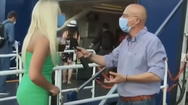 Το on air &quot;φλερτ&quot; του Γιώργου Τσελίκα με γοητευτική ταξιδιώτισσα που έγινε viral και προκάλεσε την οργή της [Βίντεο]