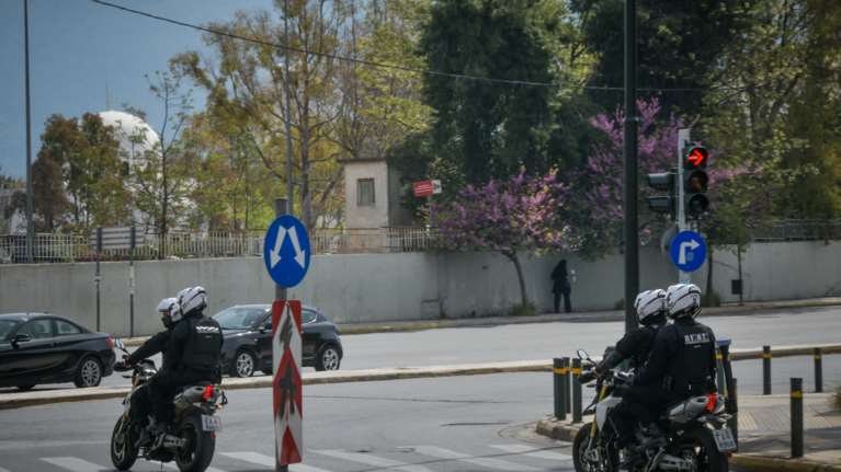 Ολυμπιακό Χωριό: Οδηγός λευκού βαν παρέσυρε και εγκατέλειψε αστυνομικούς της ΔΙΑΣ - Δύο τραυματίες