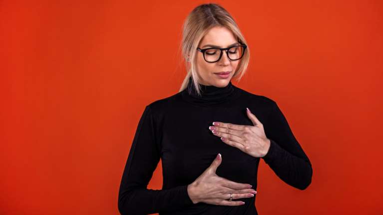 Τρία λιγότερο κοινά συμπτώματα του καρκίνου του μαστού που πρέπει να γνωρίζουμε